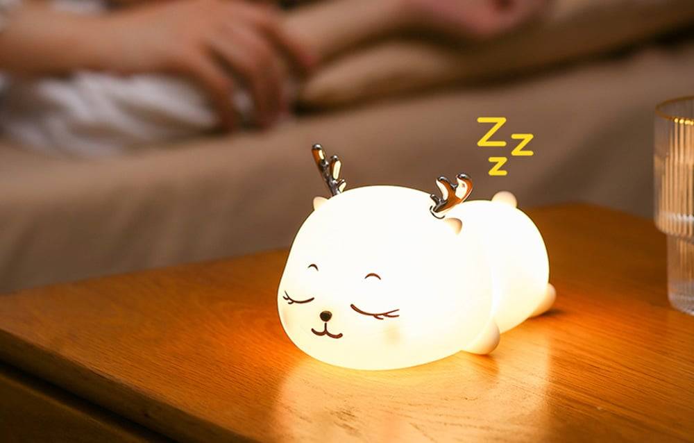 Night Light for Children: SuperFire L07 Little Elk on a table. Above the device, 3 letters Z are visible.