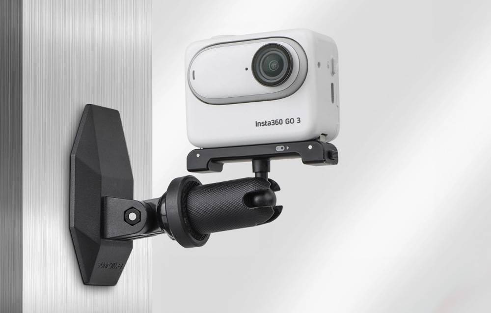 Biała kamera Insta360 GO 3 na czarnym mocowaniu Sunnylife.